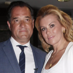 Με κοστούμι, «καρμπόν» της μαμάς, ρίχνει… ένα κεφάλι τον μπαμπά: Ό Άδωνις και η Μανωλίδου πήγαν Επίδαυρο με τους γιους τους κι όλο το θέατρο κοιτούσε τον 20χρονο Αναστάσιο