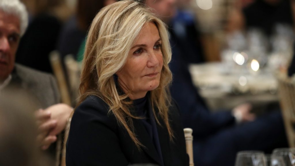 Όλοι κοιτούσαν τη Μαρέβα: Η εμφάνιση με μαύρο φόρεμα και εντυπωσιακά ψηλοτάκουνα στο πλευρό του Μητσοτάκη που έκλεψε τις εντυπώσεις