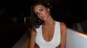 Ίσως η πιο… περιζήτητη νύφη στην Ελλάδα: Χαμός στην Σίφνο με την μελαχρινή καλλονή με το μπλε φόρεμα, μόλις κατάλαβαν ποια έχει αδερφή… – Γόνος πολύ πλούσιας οικογένειας Ελλήνων