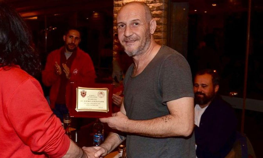 Ιδιωτική παραλία, πέτρα παντού, τεράστιος κήπος: Πωλείται η βίλα του Αλέκου Αλεξανδράκη στη Νέα Πέραμο – Η τιμή και η πασίγνωστη ταινία της Αλίκης που είχε γυριστεί εκεί