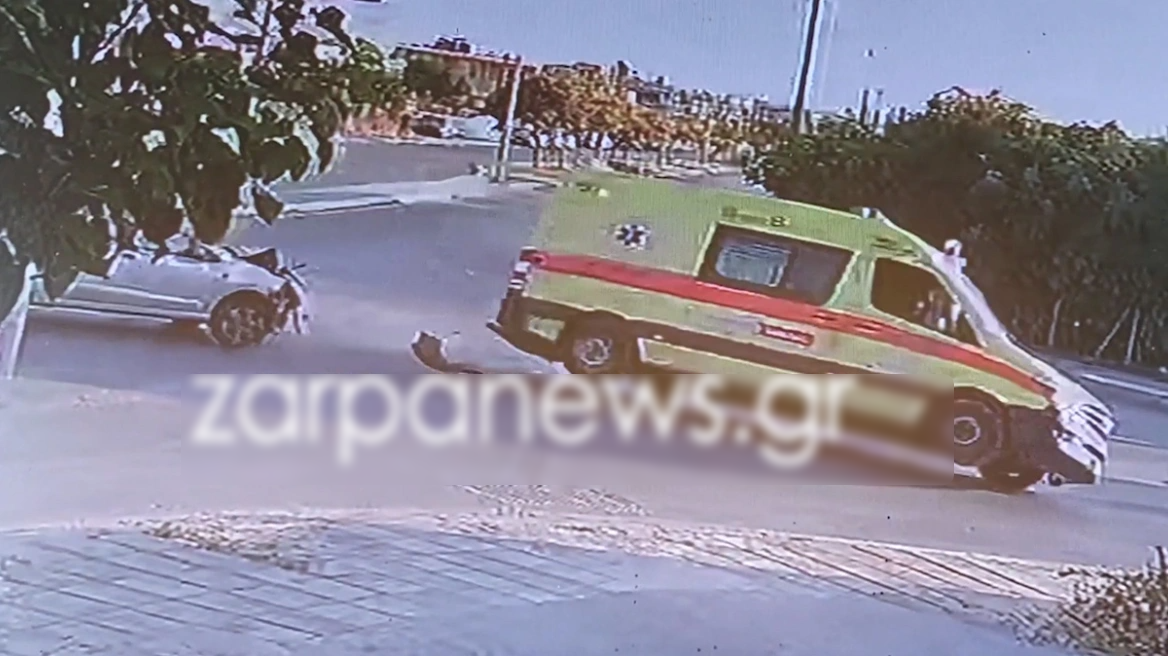 Τραγωδία : Βίντεο σοκ από τη σύγκρουση ασθενοφόρου του ΕΚΑΒ με ΙΧ