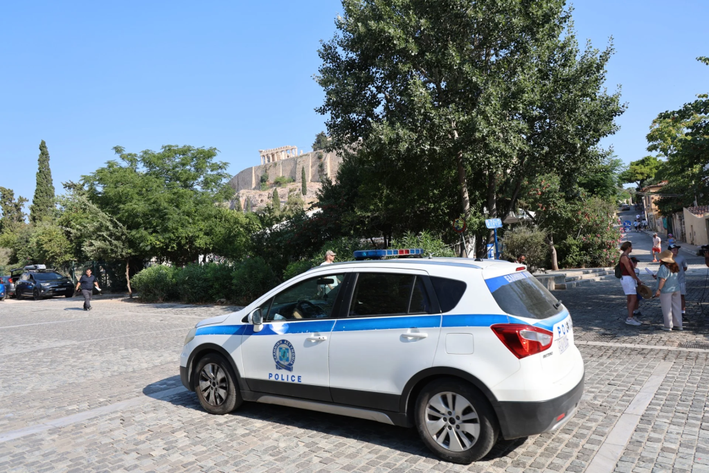 ΕΚΤΑΚΤΟ: Πανικός ΤΩΡΑ στην Ακρόπολη: Άνδρας με μαχαίρι κυνηγάει τουρίστες