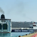 Συναγερμός στη Σούδα: Συγκρούστηκε πλοίο γραμμής με φορτηγό πλοίο – Δείτε βίντεο