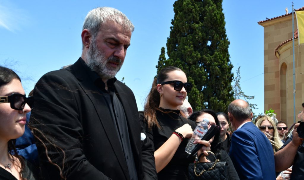Όλη τη νύχτα πάνω στο μνήμα της Γωγώς: Σε τραγική κατάσταση ο Τραϊαννός Δέλλας για το μνημόσυνο, 40 μέρες από τον θάνατο της Μαστροκώστα