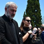 Όλη τη νύχτα πάνω στο μνήμα της Γωγώς: Σε τραγική κατάσταση ο Τραϊαννός Δέλλας για το μνημόσυνο, 40 μέρες από τον θάνατο της Μαστροκώστα