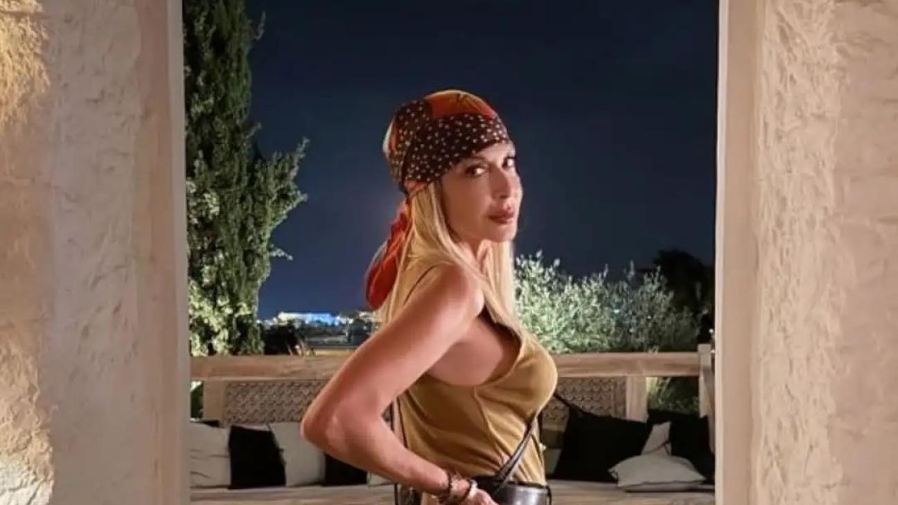 Είναι 68, δείχνει κοριτσάκι: Η Άννα Βίσση ποζάρει με μπικίνι, χωρίς φίλτρα & ρετούς και «βάζει» σε όλες τα γυαλιά