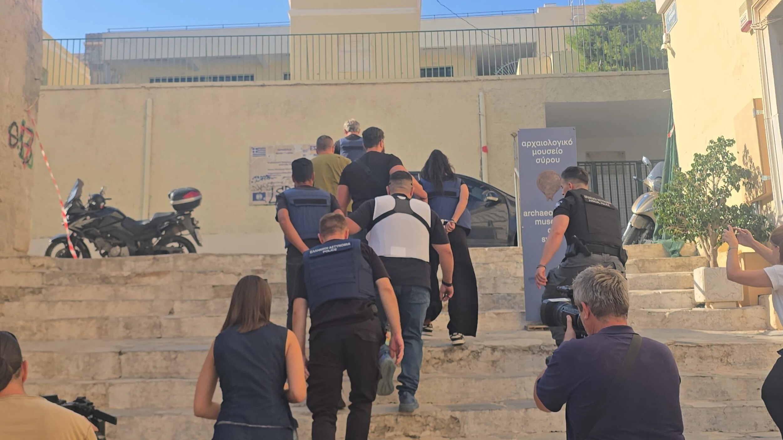 ΣΥΡΟΣ: ΤΕΡΑΣΤΙΑ ΑΝΑΤΡΟΠΗ ΣΤΟ ΦΟΝΙΚΟ ΤΗΣ 42ΧΡΟΝΗΣ ΔΙΑΣΩΣΤΡΙΑΣ – ΤΙ ΥΠΗΡΧΕ ΚΡΥΜΜΕΝΟ ΜΕΣΑ ΣΤΟ ΣΠΙΤΙ ΤΟΥ ΖΕΥΓΑΡΙΟΥ ΚΑΙ ΤΙ ΕΙΧΕ ΓΙΝΕΙ 10 ΗΜΕΡΕΣ ΠΡΙΝ
