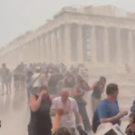 Χαμός στην Ακρόπολη: Το βίντεο με τους τουρίστες να τρέχουν να σωθούν μέσα στην κακοκαιρία που κάνει τον γύρο του κόσμου