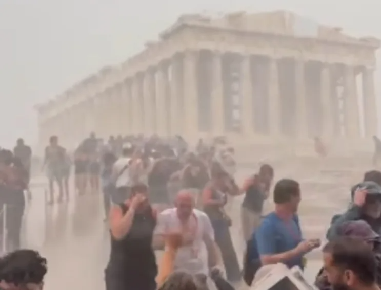 Χαμός στην Ακρόπολη: Το βίντεο με τους τουρίστες να τρέχουν να σωθούν μέσα στην κακοκαιρία που κάνει τον γύρο του κόσμου