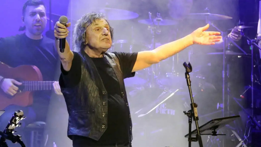 «Σβήστε τα καπνογόνα τώρα!» Η στιγμή που ο Βασίλης Παπακωνσταντίνου σταμάτησε τη συναυλία και προκάλεσε ανατριχίλα
