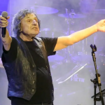 «Σβήστε τα καπνογόνα τώρα!» Η στιγμή που ο Βασίλης Παπακωνσταντίνου σταμάτησε τη συναυλία και προκάλεσε ανατριχίλα
