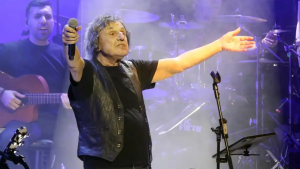 «Σβήστε τα καπνογόνα τώρα!» Η στιγμή που ο Βασίλης Παπακωνσταντίνου σταμάτησε τη συναυλία και προκάλεσε ανατριχίλα