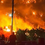 ΣΟΚ στη Σητεία: Βίντεο-ντοκουμέντο από τη στιγμή που εντοπίζουν τραυματισμένο πυροσβέστη μέσα στις φλόγες