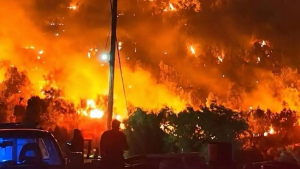 ΣΟΚ στη Σητεία: Βίντεο-ντοκουμέντο από τη στιγμή που εντοπίζουν τραυματισμένο πυροσβέστη μέσα στις φλόγες