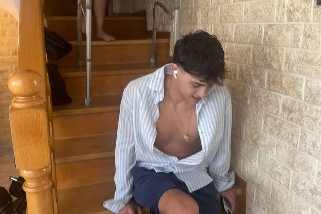 Δύναμη ψυχής που συγκλονίζει: Η πρώτη εμφάνιση του Σταύρου Φλώρου χωρίς το αναπηρικό αμαξίδιο