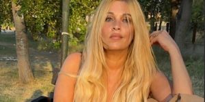 Δεν έκρυψε τίποτα: Η Σαμπρίνα εμφανίστηκε με μπικίνι στα 56 της και προκάλεσε… αναστάτωση