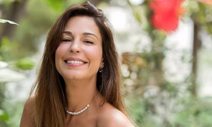 Σικάτη και άκρως εντυπωσιακή: H Κατερίνα Παπουτσάκη πόζαρε με αυτό το σκιστό φόρεμα και Μαγνήτισε τα βλέμματα στη λίμνη Παμβώτιδα