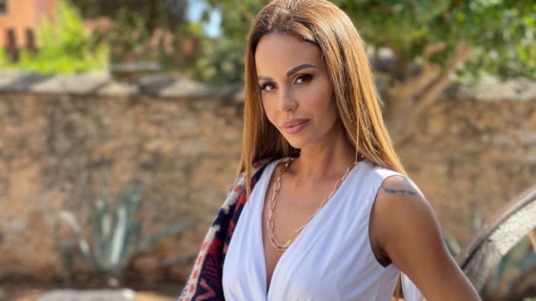 Κι όμως είναι αυτη: Πανέμορφη Ελληνίδα στα 50 της και 55 κιλά Ξεσήκωσε την παραλία με το αποκαλυπτικό μπικίνι της