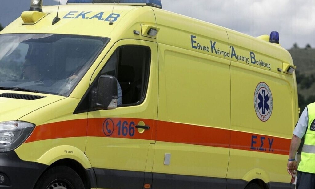 «Γιατί δεν ήρθες να πάρεις το παιδί μου;»: Οικογενειακή τραγωδία στην Λαμία, μητέρα κρατούσε στην αγκαλιά της πάνω από ένα 24ωρο τον νεκρό γιο της