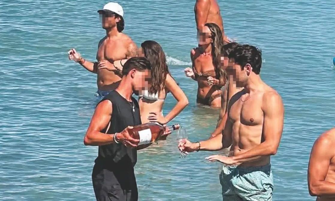 Εργασιακός μεσαίωνας στην Πάρο: Σερβιτόροι εκτελούν χρέη… οινοχόων μέσα στη θάλασσα