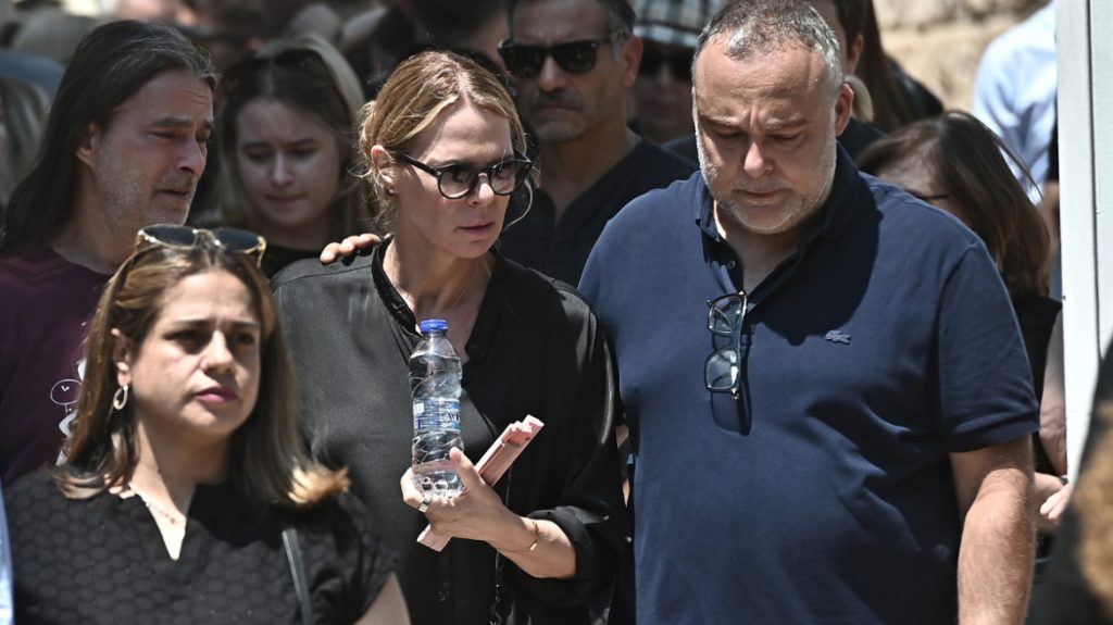 Το τελευταίο αντίο στον Λορέντζο Καριέρε: Κατέρρευσε η σύζυγός του μπροστά στο φέρετρο