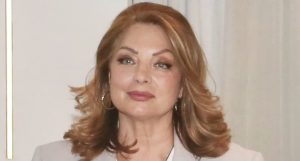 Με λεοπάρ καφτάνι, πανύψηλο πέδιλο και πεντικιούρ στην πένα: Η Άντζελα Γκερέκου παραδίδει μαθήματα στιλ στα 67 της