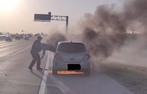 Δευτερόλεπτα πριν γίνει στάχτη: Αστυνομικός σώζει οδηγό από φλεγόμενο όχημα – Το βίντεο συγκλονίζει