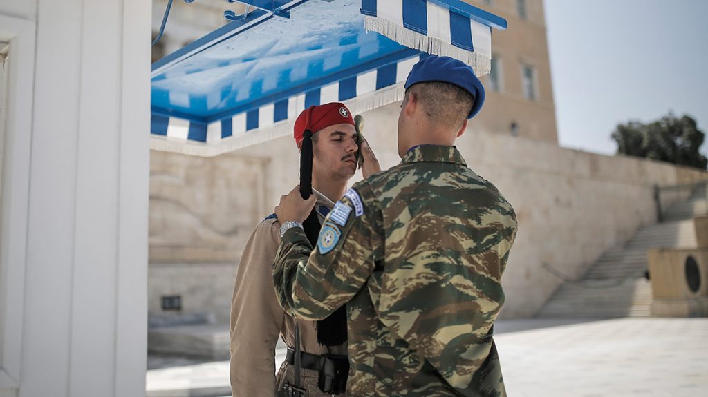 Ακίνητοι οι Εύζωνες εν μέσω καύσωνα, τους δίνουν νερό και τους σκουπίζουν τον ιδρώτα, δείτε φωτογραφίες