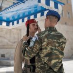 Ακίνητοι οι Εύζωνες εν μέσω καύσωνα, τους δίνουν νερό και τους σκουπίζουν τον ιδρώτα, δείτε φωτογραφίες