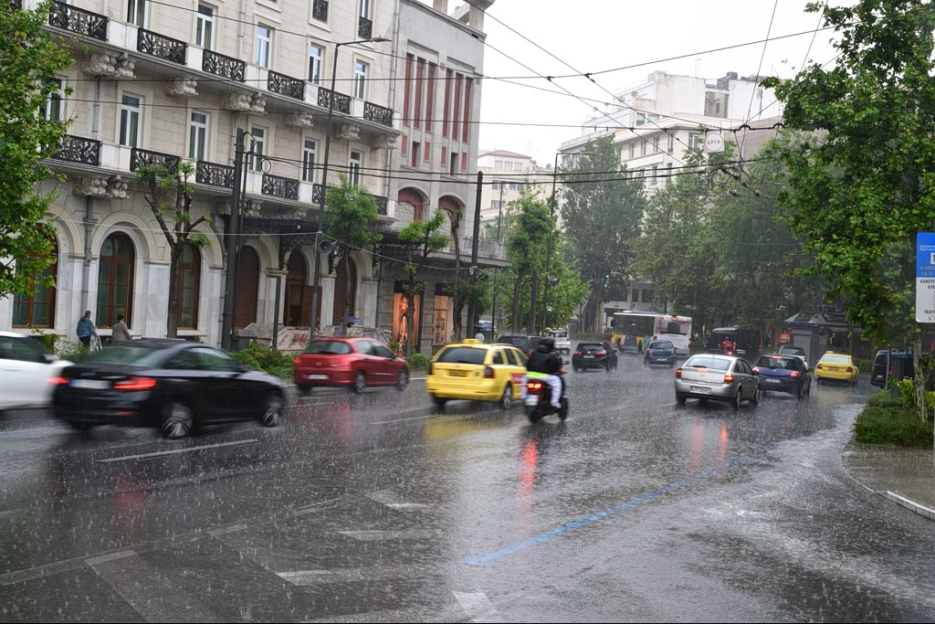 Ξεχάστε τον καύσωνα, θα βάλουμε ζακέτα: Ξαφνική «βουτιά» του υδραργύρου και ισχυρές καταιγίδες – «Χτυπά» από ώρα σε ώρα νέο κύμα κακοκαιρίας