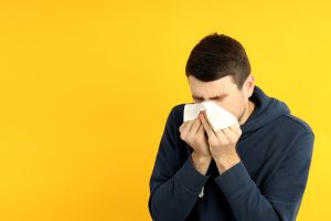 Έχετε καταρροή ή βουλωμένη μύτη κάθε πρωί που ξυπνάτε; Γιατί σας συμβαίνει αυτό; Ο λόγος και πώς να απαλλαγείτε από την πρωινή ρινίτιδα