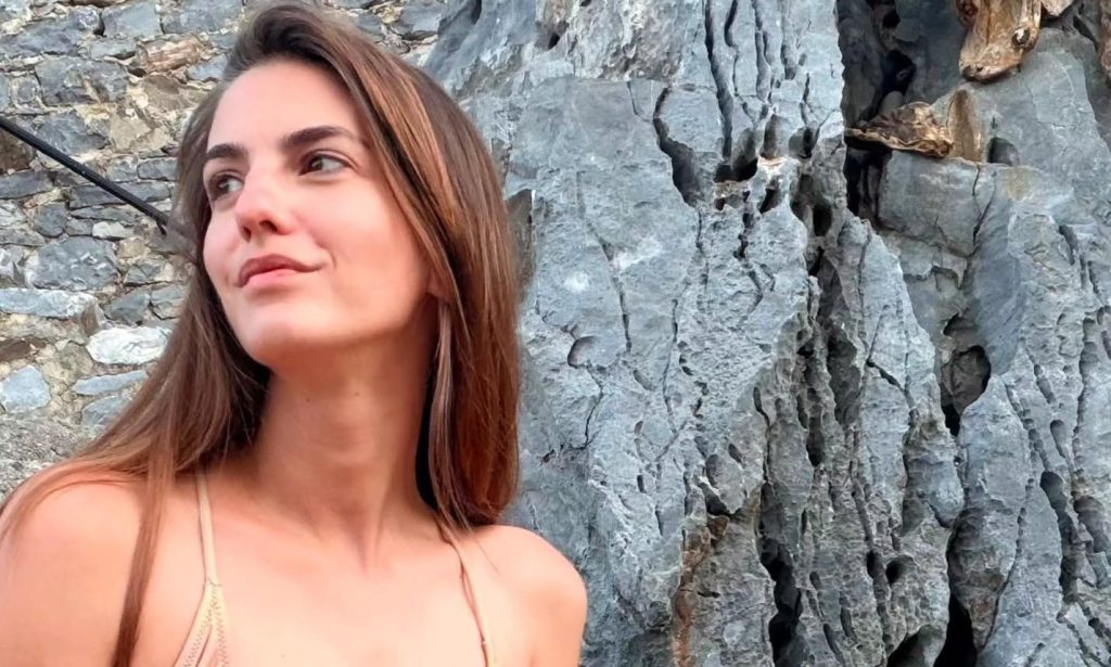 Γυναικάρα δίχως ανάγκη από φίλτρα και μακιγιάζ: Η Αναστασία Παντούση με μαγιό είναι το απόλυτο όνειρο