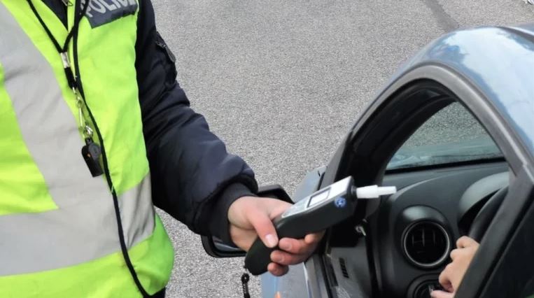 Μπορούν το νερό, ο καφές ή σοκολάτα να σας γλιτώσουν από το αλκοτέστ; Η πραγματικότητα διαφέρει