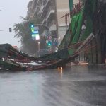 Κατέρρευσε σκαλωσιά πολυκατοικίας από την κακοκαιρία – Aναφορές για τραυματίες