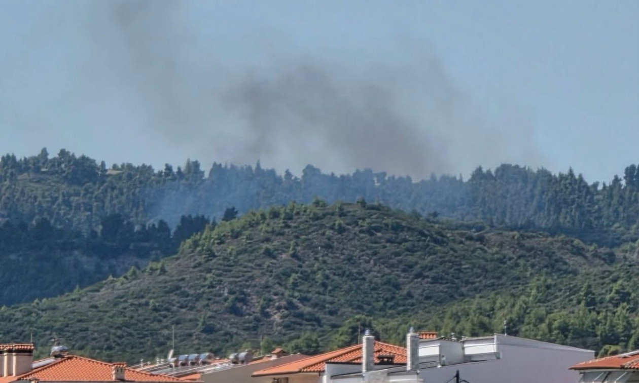 Συναγερμός στην Πυροσβεστική – Μεγάλη Φωτιά ΤΩΡΑ στη Χαλκιδική δίπλα σε μεγάλα χωριά