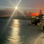 ΜΑΙΝΕΤΑΙ Η ΦΩΤΙΑ ΣΤΗΝ ΠΑΡΟ, ΓΕΜΑΤΟ ΚΟΣΜΟ ΤΟ ΝΗΣΙ: ΚΑΙΓΟΝΤΑΙ ΣΠΙΤΙΑ ΚΑΙ ΠΕΡΙΟΥΣΙΕΣ – ΕΚΚΕΝΩΝΟΝΤΑΙ 9 ΠΕΡΙΟΧΕΣ – ΔΙΝΕΙ ΜΑΧΗ Η ΠΥΡΟΣΒΕΣΤΙΚΗ