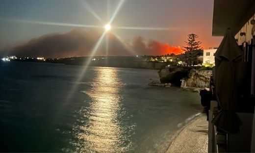 ΜΑΙΝΕΤΑΙ Η ΦΩΤΙΑ ΣΤΗΝ ΠΑΡΟ, ΓΕΜΑΤΟ ΚΟΣΜΟ ΤΟ ΝΗΣΙ: ΚΑΙΓΟΝΤΑΙ ΣΠΙΤΙΑ ΚΑΙ ΠΕΡΙΟΥΣΙΕΣ – ΕΚΚΕΝΩΝΟΝΤΑΙ 9 ΠΕΡΙΟΧΕΣ – ΔΙΝΕΙ ΜΑΧΗ Η ΠΥΡΟΣΒΕΣΤΙΚΗ