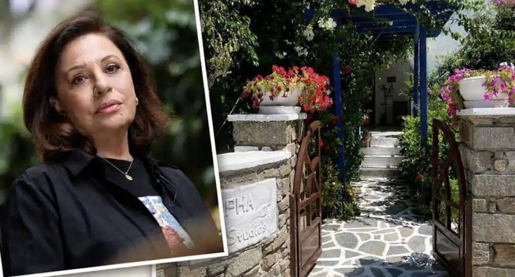Παντού πέτρα, όλα λευκά, γεμάτο λουλούδια: Αυτό είναι το παλάτι της Χαρούλας στο πανέμορφο ελληνικό νησί – Θα το κληρονομήσει ο υιοθετημένος της γιος