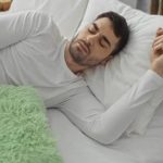 Ξυπνάς κάθε μέρα και νιώθεις κουρασμένος σα να μην κοιμήθηκες ούτε μία ώρα; Αυτό δεν είναι καθόλου καλό! Δες τι σημαίνει για εσένα και τι επιπτώσεις έχει στον εγκέφαλο