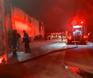 ΤΩΡΑ: ΤΕΡΑΣΤΙΑ ΦΩΤΙΑ ΚΑΙ ΣΥΝΕΧΟΜΕΝΕΣ ΕΚΡΗΞΕΙΣ ΣΕ ΕΡΓΟΣΤΑΣΙΟ ΕΠΕΞΕΡΓΑΣΙΑΣ ΕΛΙΑΣ ΣΤΗΝ ΕΘΝΙΚΗ ΟΔΟ – ΕΧΟΥΝ ΚΑΕΙ ΤΑ ΠΑΝΤΑ