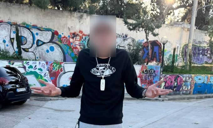 ΕΚΤΑΚΤΗ ΕΙΔΗΣΗ: ΣΥΝΕΛΗΦΘΗ Ο ΓΙΟΣ ΠΑΣΘΓΩΣΤΟΥ ΕΛΛΗΝΑ ΗΘΟΠΟΙΟΥ – ΕΧΕΙ ΠΑΙΞΕΙ ΣΕ ΠΑΣΙΓΝΩΣΤΕΣ ΣΕΙΡΕΣ ΤΗΣ ΤΗΛΕΟΡΑΣΗΣ