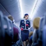 Γιατί οι αεροσυνοδοί σάς χαιρετούν πάντα στην πόρτα του αεροπλάνου πριν μπείτε; Το άγνωστο κόλπο των αεροπορικών και το «μυστικό» πίσω από το χαμόγελο τους