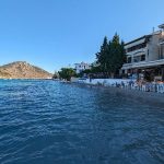 Ένας παράδεισος δίπλα στην Αθήνα: Σαν νησί αλλά χωρίς πλοίο – Η δίωρη απόδραση με εντυπωσιακά γαλαζοπράσινα νερά και χρυσαφένια αμμουδιά