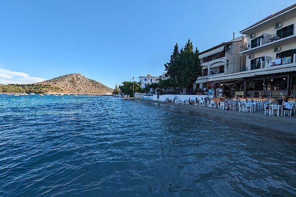 Ένας παράδεισος δίπλα στην Αθήνα: Σαν νησί αλλά χωρίς πλοίο – Η δίωρη απόδραση με εντυπωσιακά γαλαζοπράσινα νερά και χρυσαφένια αμμουδιά