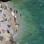 Προσοχή πριν πάτε για μπάνιο: Αυτές είναι οι παραλίες της Αττικής που κρίθηκαν ακατάλληλες – Η νέα «μαύρη λίστα» με δημοφιλή σημεία