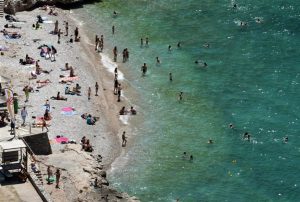 Προσοχή πριν πάτε για μπάνιο: Αυτές είναι οι παραλίες της Αττικής που κρίθηκαν ακατάλληλες – Η νέα «μαύρη λίστα» με δημοφιλή σημεία