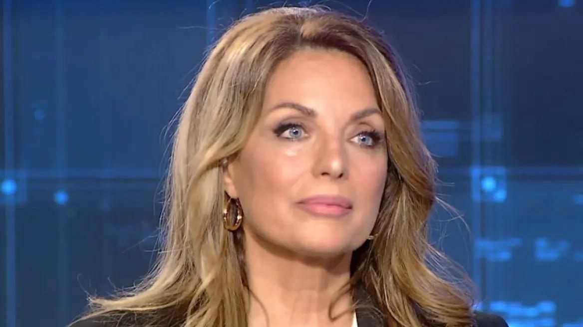 Με πράσινο μακρύ καφτάνι, χρυσό πέδιλο και πεντικιούρ στην πένα: Όλη η Σκιάθος μιλά για τα ντυσίματα της Άντζελας Γκερέκου, στα 67 παραδίδει μαθήματα στιλ
