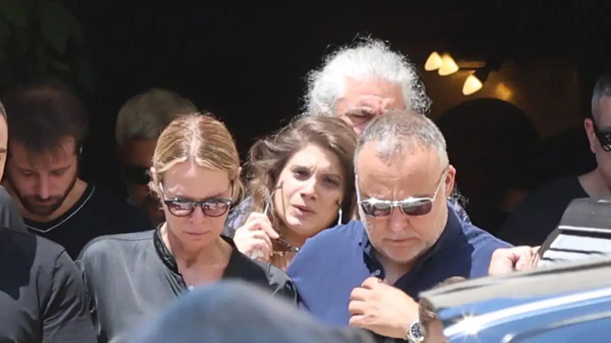 Ξέσπασαν όλοι σε κλάματα μόλις το άκουσαν: Ο συγκινητικός επικήδειος του γιου του Καριέρε και η επιθυμία που δεν πρόλαβε να εκπληρώσει
