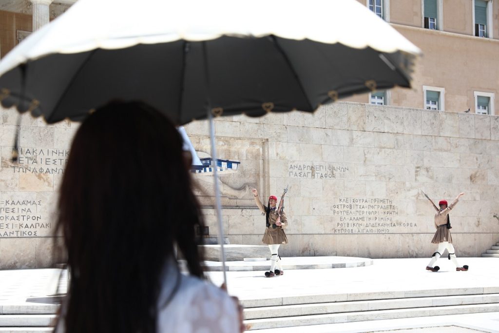 Η απλή μέθοδος του στρατιώτη για να αντέξετε τον καύσωνα χωρίς ανεμιστήρα ή κλιματισμό