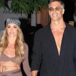 Με μπότες στη Μύκονο η Οικονομάκου: Βόλτα στα σοκάκια του νησίου για το νιόπαντρο ζευγάρι